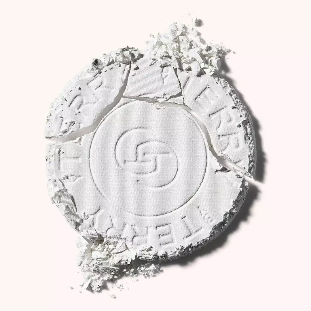 Face By Terry Hyaluronic Pressed Hydra-Powder Translucent 3 Face By Terry Hyaluronic Pressed Hydra-Powder Translucent